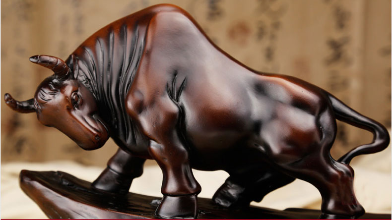 低頭向前的勁牛,象征著堅韌執(zhí)著