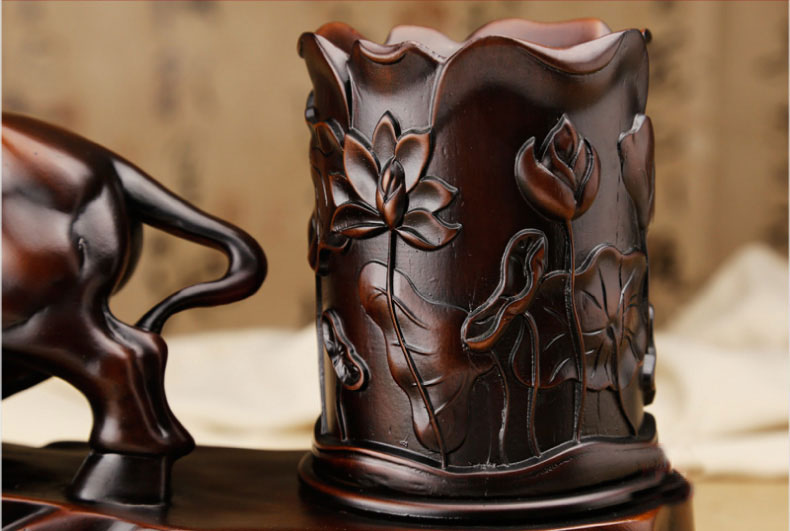 筆筒成聚財之狀,寓意財源滾滾而來