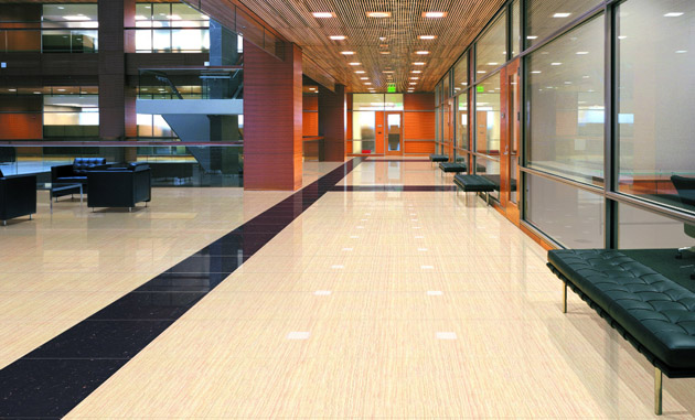 辦公室地面對縫不齊、有色差