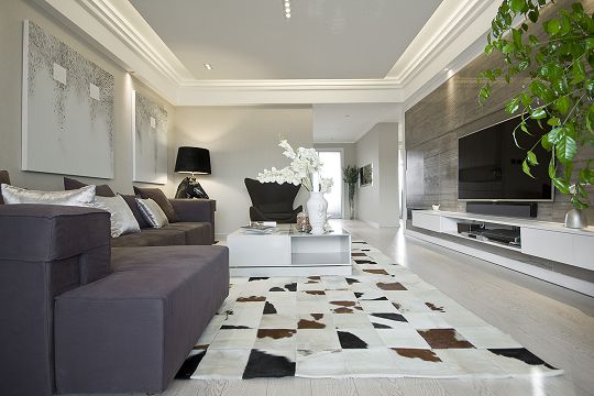 白色黑線的設計電視背景墻