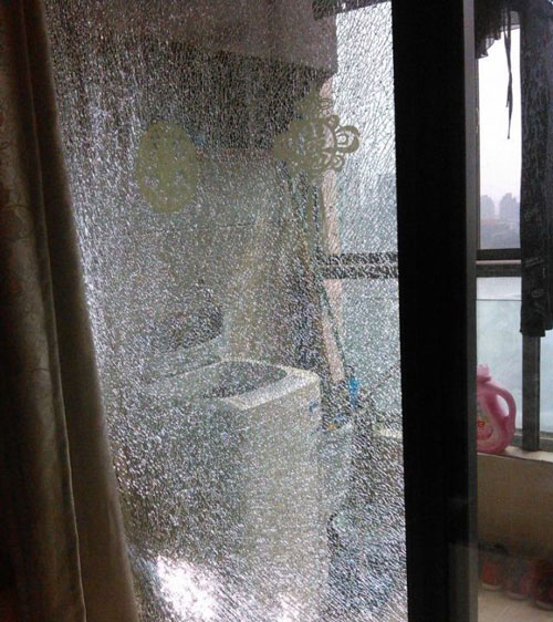 家里鋼化玻璃自爆了，應該怎么處理