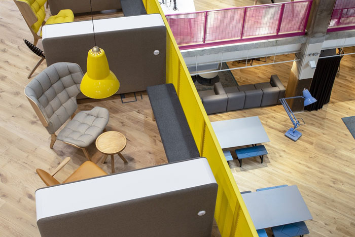 數碼公司總部辦公室一樓交流區裝修設計效果圖