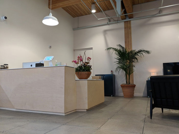 簡約時(shí)尚辦公室前臺裝修設(shè)計(jì)效果圖